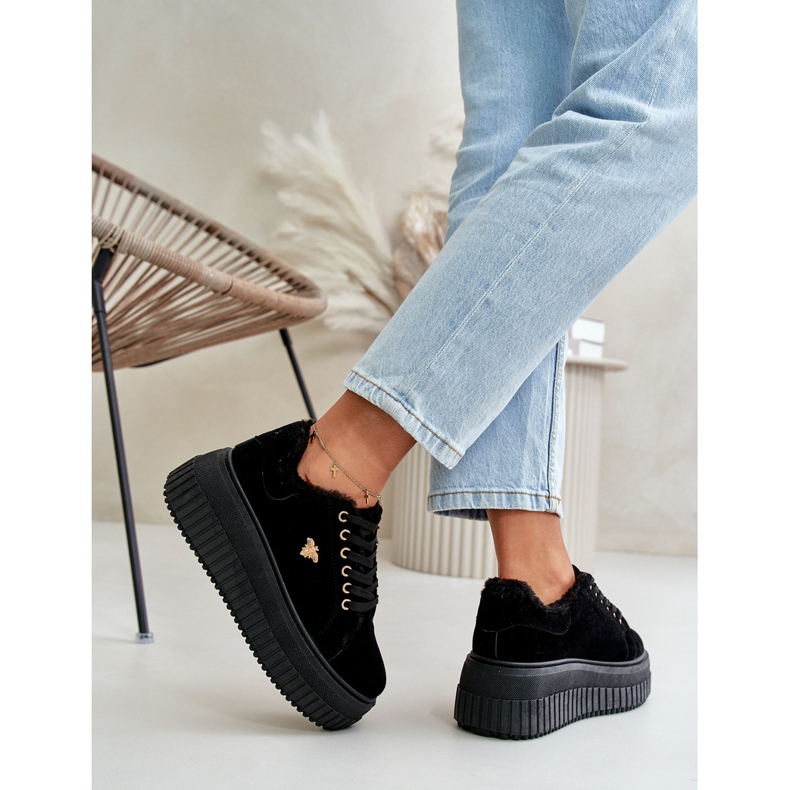 Pantofi de damă izolați pe o talpă groasă cu detaliu auriu, Lotira neagră negru 2