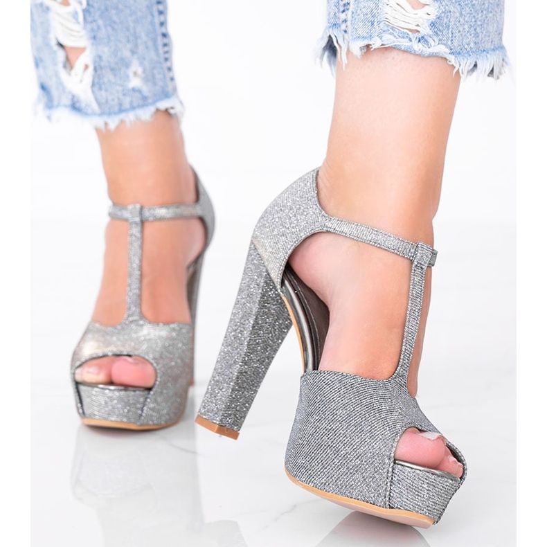 Pompele gri strălucitoare pe stâlpul Elissa 1