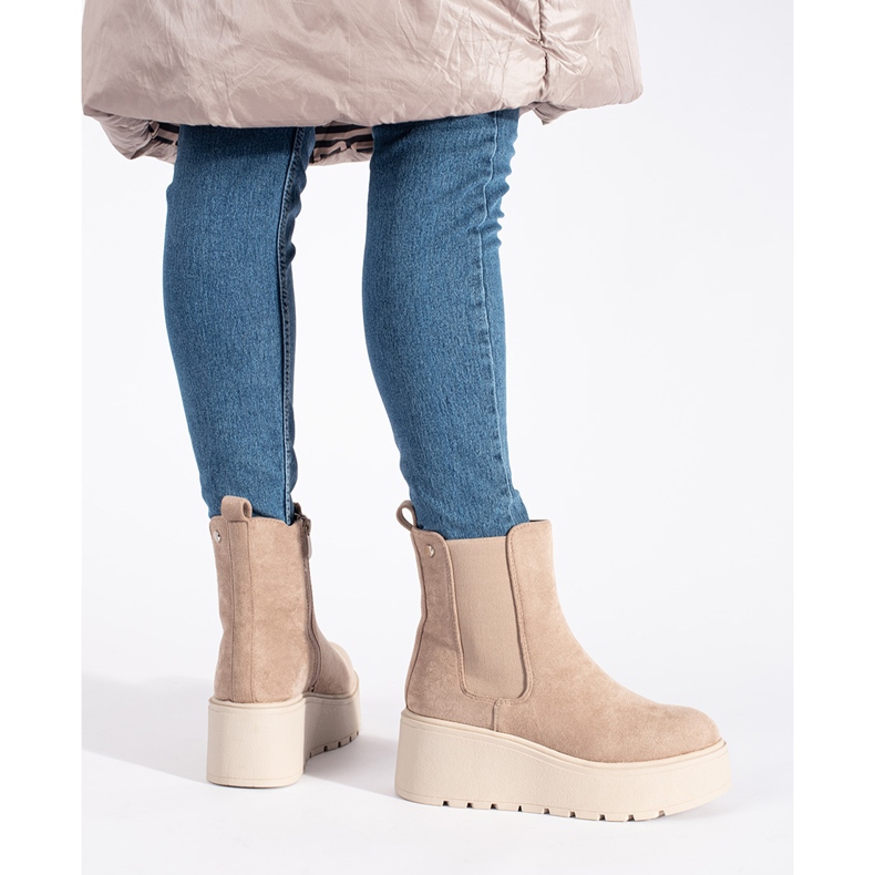 Cizme chelsea din piele intoarsa bej cu pene 1