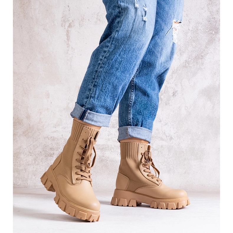 Botine bej cu partea superioară flexibilă de la Zogba 1