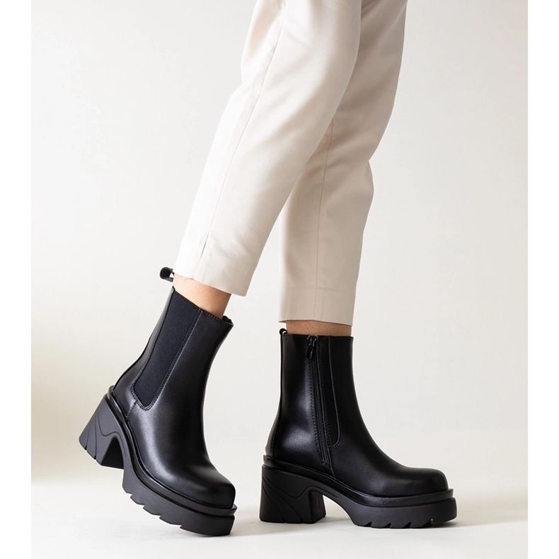 Botine negre pe un toc masiv Tharney negru 1