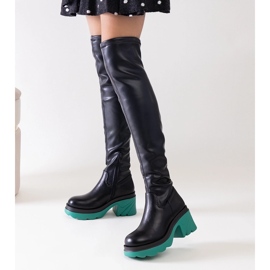 Cizme negre izolate cu un bloc masiv Meragomi negru 1