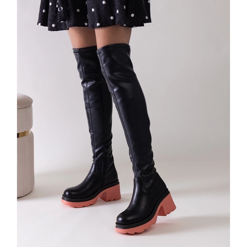 Cizme negre izolate cu un bloc masiv Meragomi negru 1