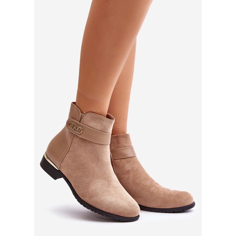 Cizme de damă izolate bej pe toc plat cu detaliu auriu Ravasira 1 Cizme de damă izolate bej pe toc plat cu detaliu auriu Ravasira 1