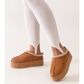 Papuci maro decorati cu broderie pe o platforma inalta de Luanela 1