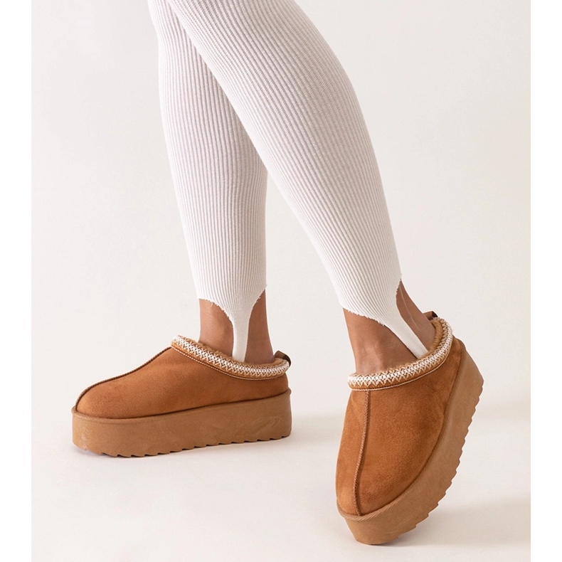 Papuci maro decorati cu broderie pe o platforma inalta de Luanela 1