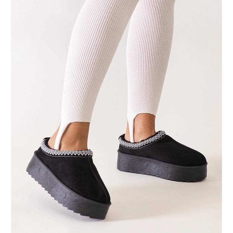 Papuci negri decorati cu broderie pe o platforma inalta Luanel negru 1