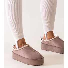 Papuci bej închis decorati cu broderie pe o platformă înaltă de Luanela 1