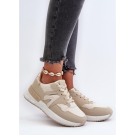 Pantofi sport pe o platformă bej delicată 1