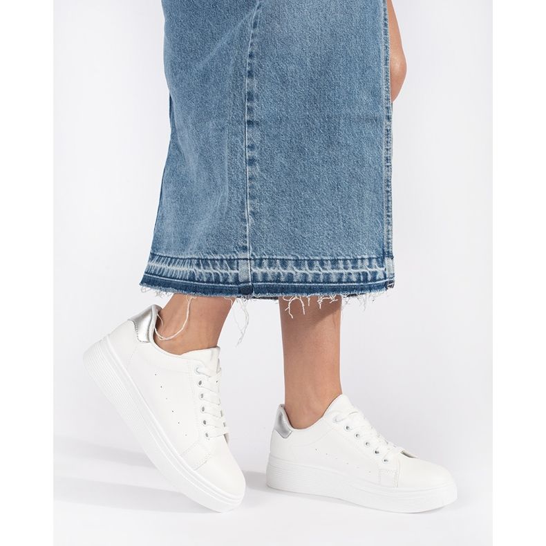 Tenisi albi pe platformă 1