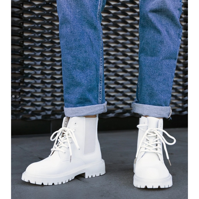 Botine izolate bej deschis de la Brayna 1