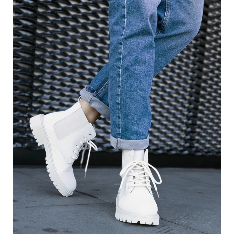 Botine izolate bej deschis de la Brayna 2