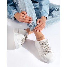 Pantofi sport albi cu fluturi 1