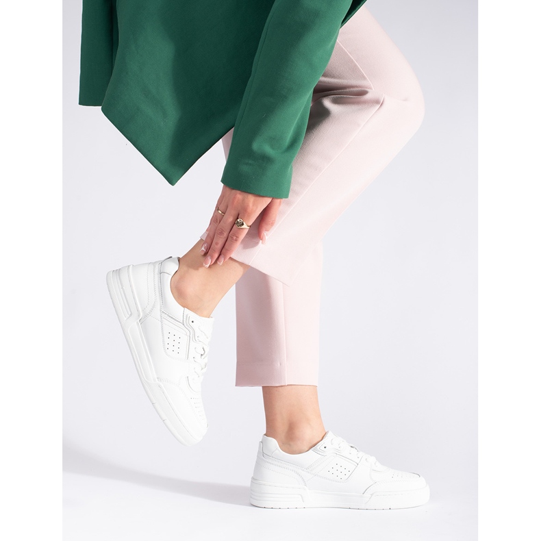 Tenisi albi pe platformă 1