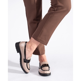 Mocasini bej din piele lacuita pentru femei cu catarama 1