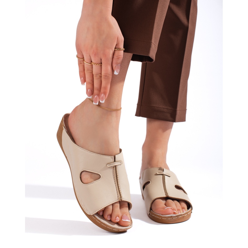 Sandale de damă confortabile bej cu pană 1