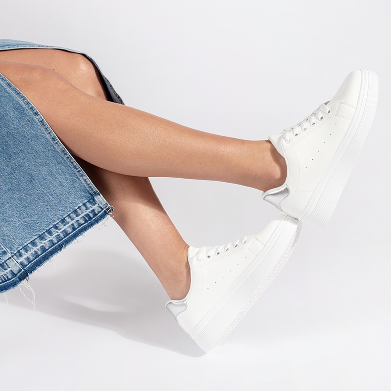 Tenisi albi pe platformă 2