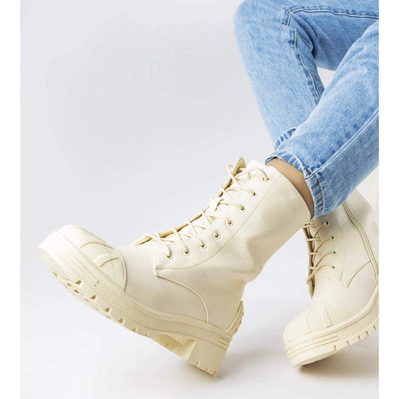 Cizme bej deschis cu talpa mai groasa de la Manara 1 Cizme bej deschis cu talpa mai groasa de la Manara 1