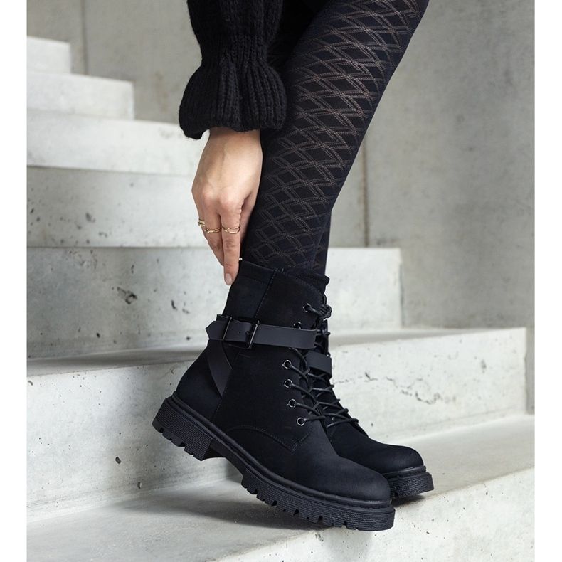 Cizme de drumeție izolate negre, cu abraziuni și curea pentru genunchi negru 2