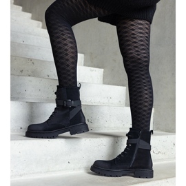 Cizme de drumeție izolate negre, cu abraziuni și curea pentru genunchi negru 1