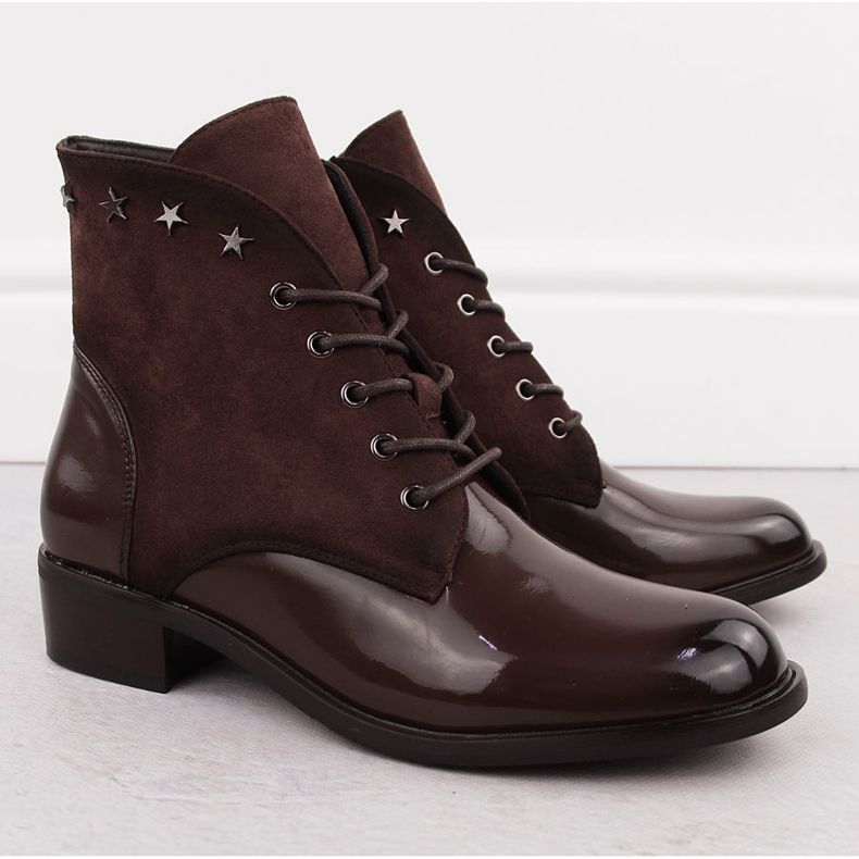 Botine de dama din piele lacuita cu nituri maro Sabatina DM24-25P 2 Botine de dama din piele lacuita cu nituri maro Sabatina DM24-25P 2