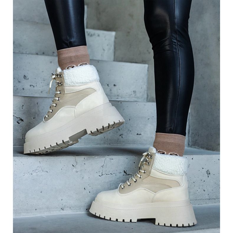 Adidași bej cu talpă groasă și blană de la Best 1