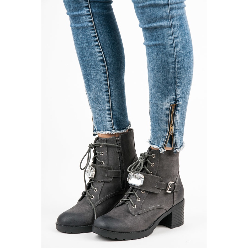 Kylie Muncitori pe post gri 1