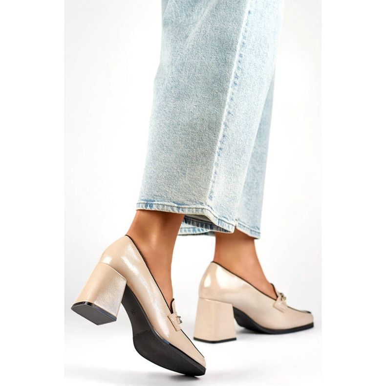 Pantofi bej eleganti lacuiti cu toc inalt 1