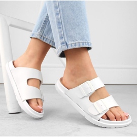 Șlapi Big Star INT2004B din spumă cu catarame, albe 1