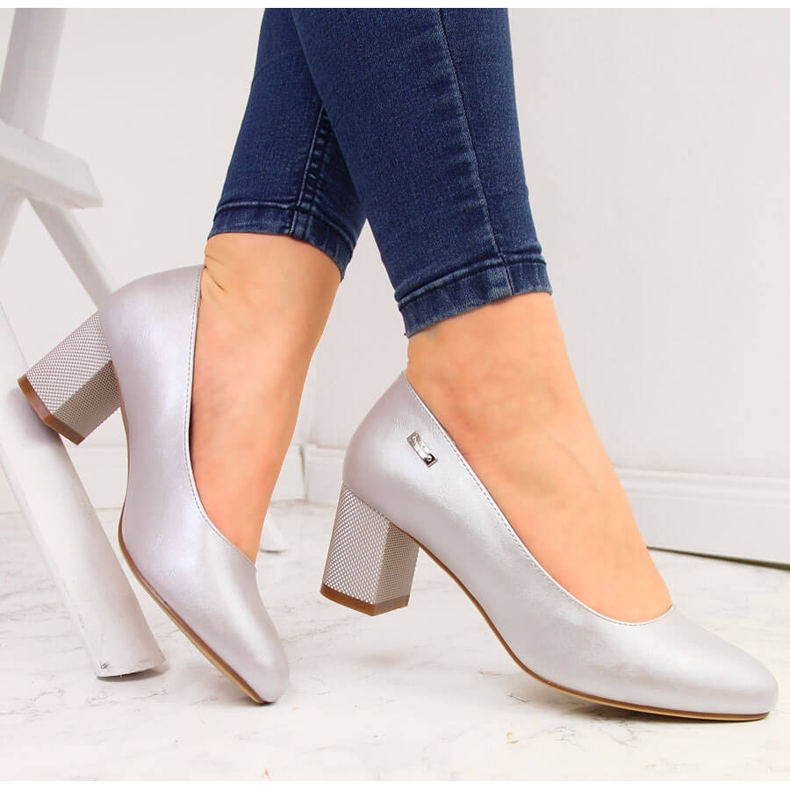 Pompe de damă cu perle argintii pe toc înalt decorativ de Sergio Leone 1