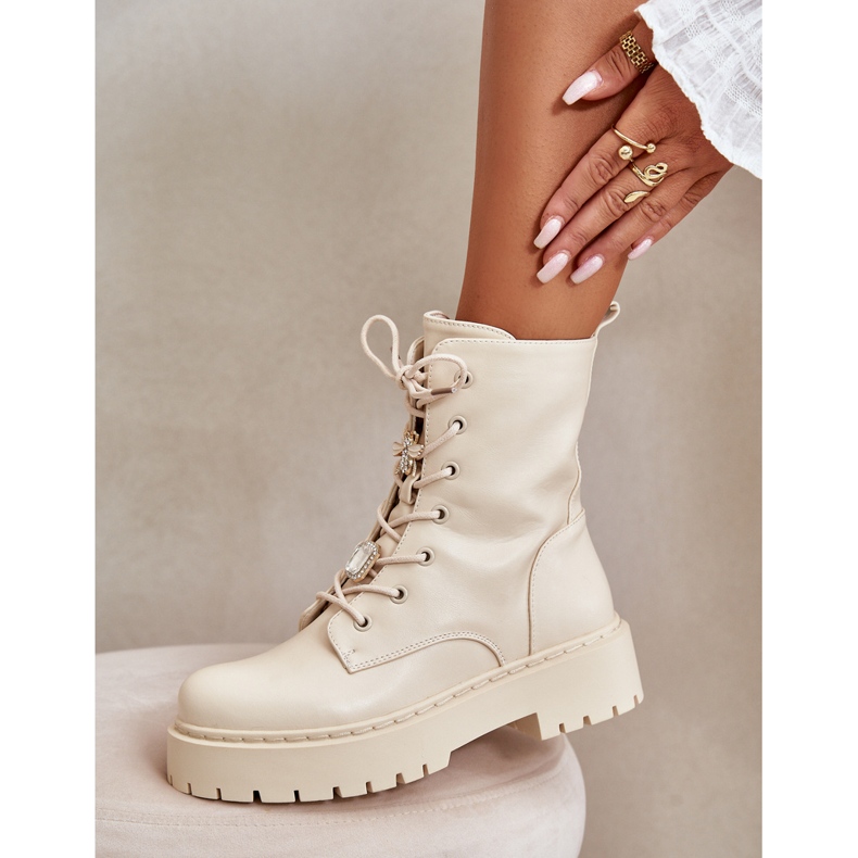 Cizme de femei izolate cu pini bej 1