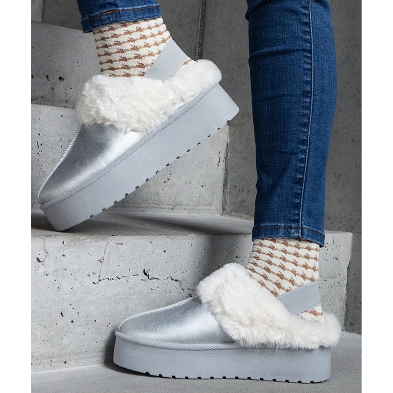 Papuci cu platforma argintie decorati cu blana cu banda elastica la calcai 1
