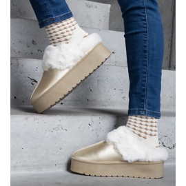 Papuci aurii cu platforma decorati cu blana cu banda elastica la calcai de aur 1 Papuci aurii cu platforma decorati cu blana cu banda elastica la calcai de aur 1