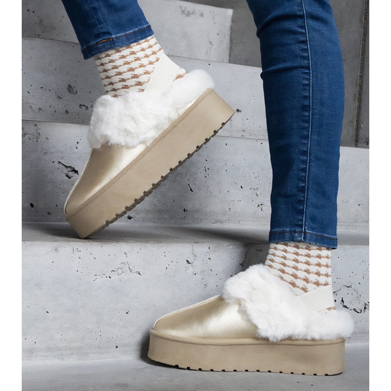 Papuci aurii cu platforma decorati cu blana cu banda elastica la calcai de aur 1 Papuci aurii cu platforma decorati cu blana cu banda elastica la calcai de aur 1