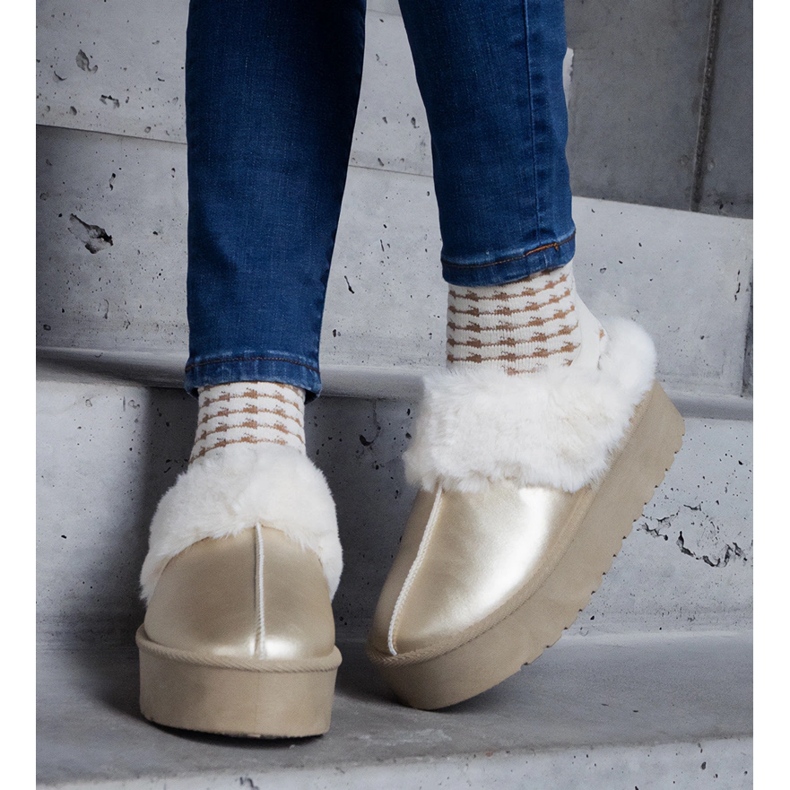 Papuci aurii cu platforma decorati cu blana cu banda elastica la calcai de aur 2 Papuci aurii cu platforma decorati cu blana cu banda elastica la calcai de aur 2