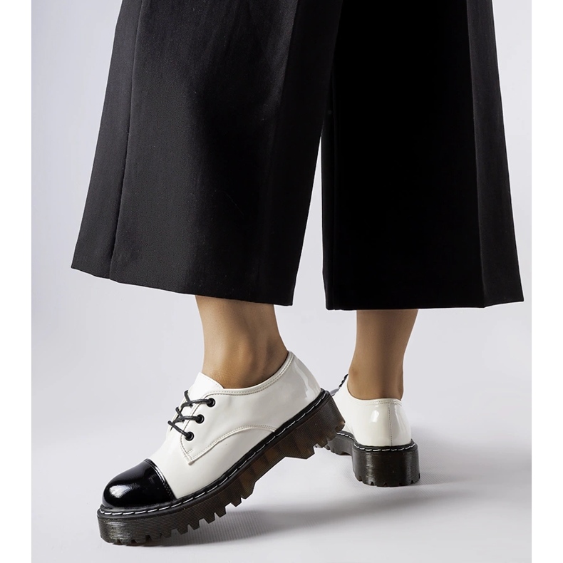 Pantofi lacuți albi și negri 1 Pantofi lacuți albi și negri 1