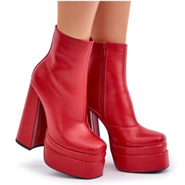 Botine roșii izolate pe o platformă masivă și toc înalt roșu 7