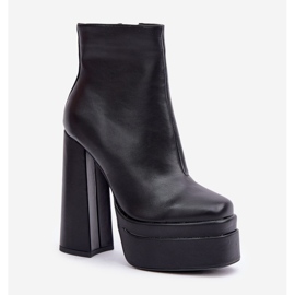 Botine negre izolate pe o platformă masivă și toc înalt negru 4