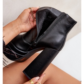 Botine negre izolate pe o platformă masivă și toc înalt negru 7