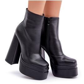 Botine negre izolate pe o platformă masivă și toc înalt negru 8