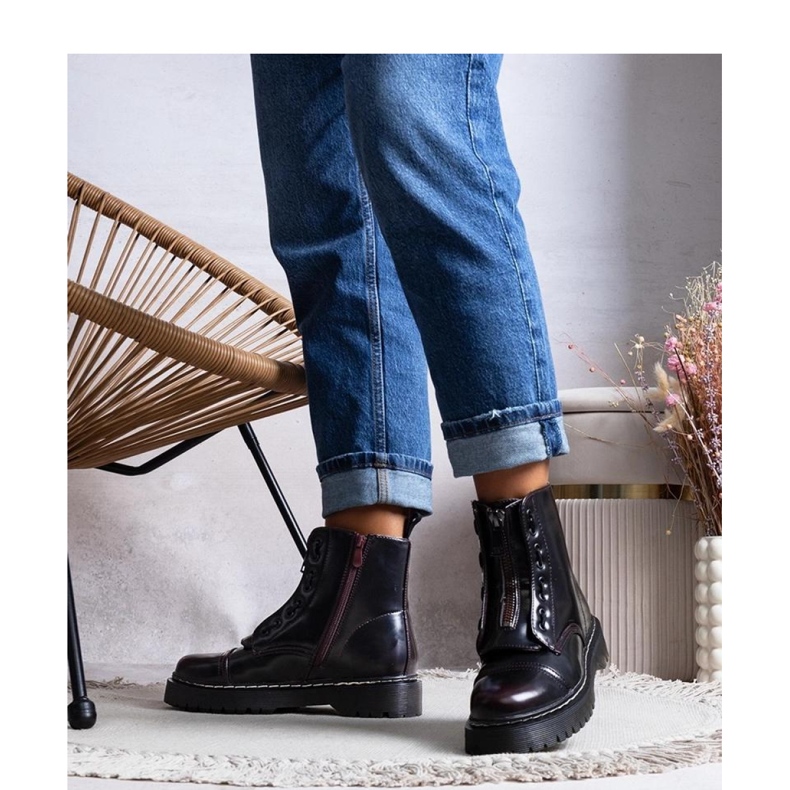 Cizme de drumeție izolate bordeaux roșu 1