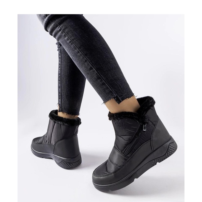 Cizme de zăpadă izolate negre, cu fermoar negru 1