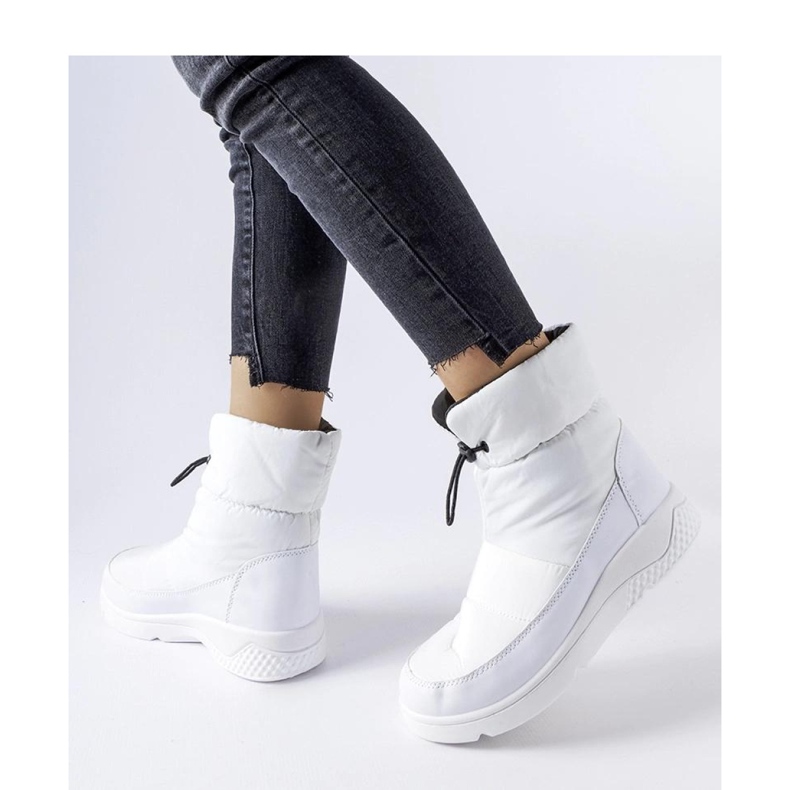 Cizme de zăpadă izolate de damă albe 1