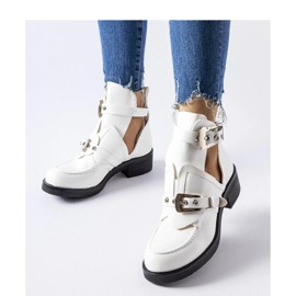 Botine albe cu decupaje 1