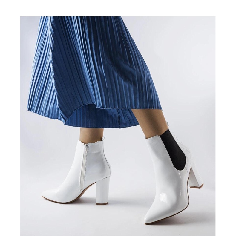 Botine albe lacuite cu fermoar 1 Botine albe lacuite cu fermoar 1