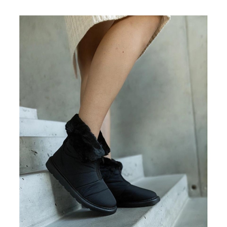 Cizme de zăpadă izolate negre cu guler negru 1