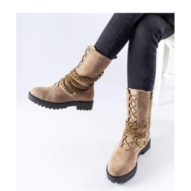 Botine izolate bej cu lant 3