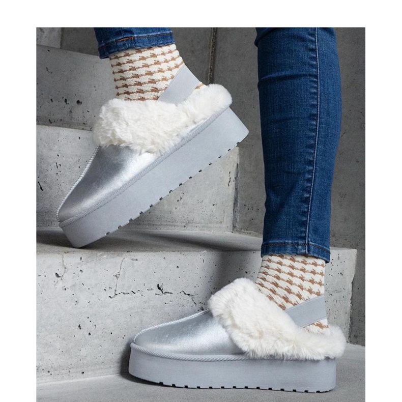 Papuci cu platforma argintie decorati cu blana cu banda elastica la calcai, Asza - Solea gri 1