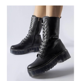 Cizme negre, piele naturala, izolate negru 1
