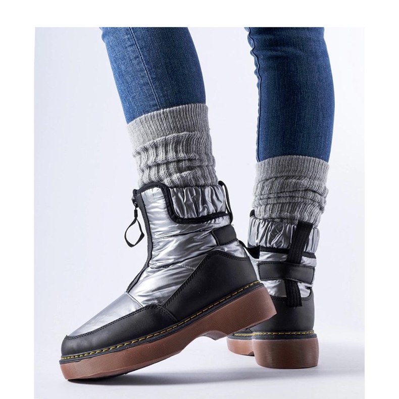 Cizme de zăpadă izolate gri cu fermoar negru 1